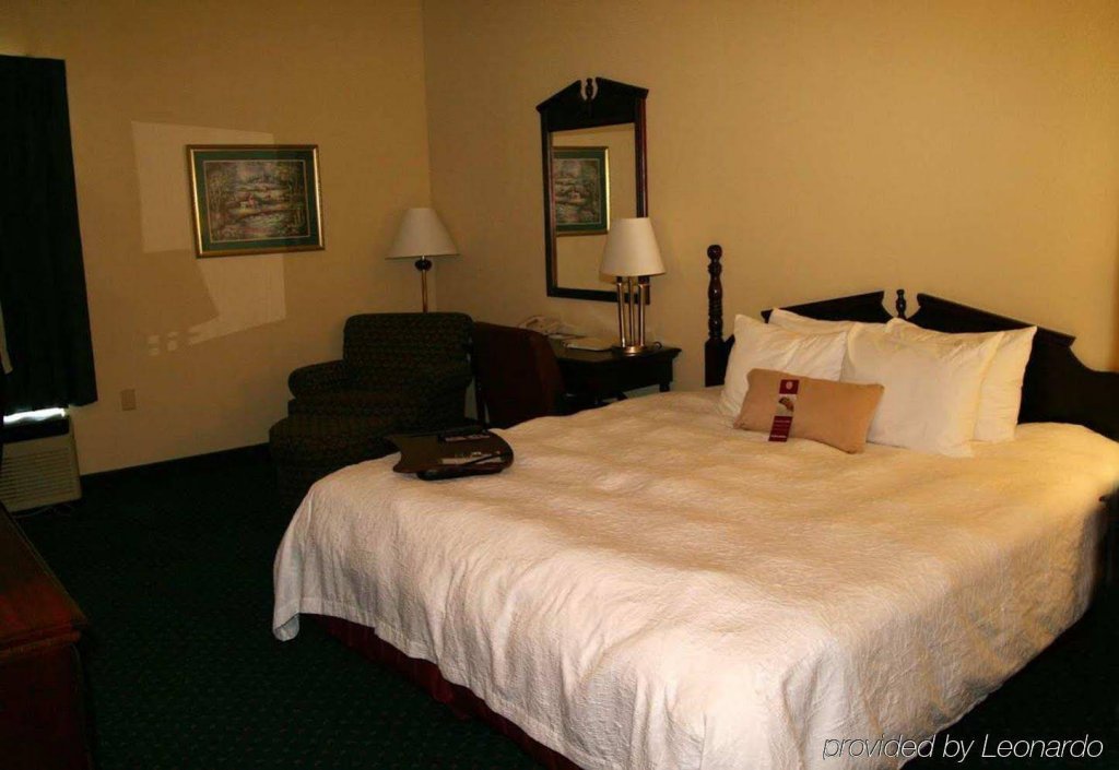 Фото Hampton Inn Russellville