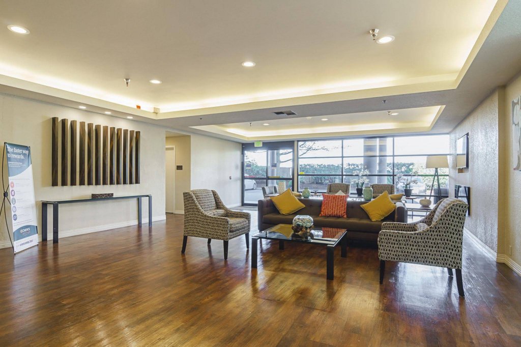 Фото Comfort Inn & Suites Sea-Tac Airport