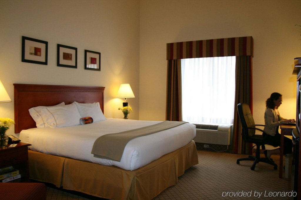Фото Holiday Inn Express Hotel & Suites Tampa-Fairgrounds-Casino, an Ihg Hotel