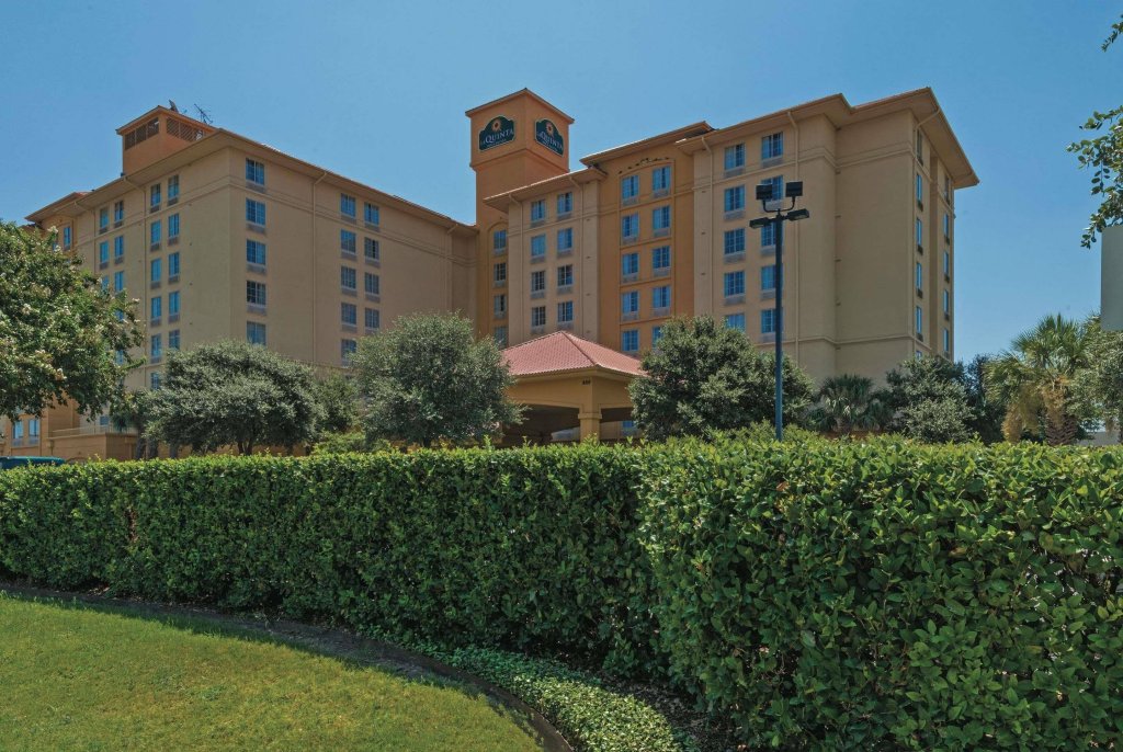 Фото La Quinta Inn & Suites by Wyndham San Antonio Airport