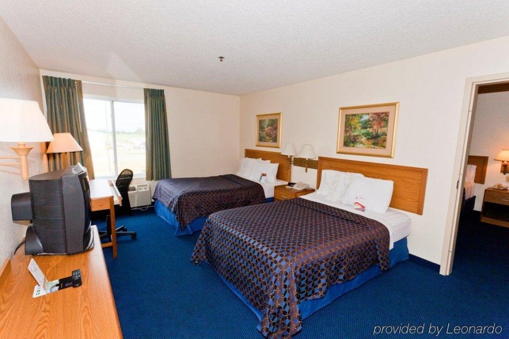 Фото Red Roof Inn Clyde