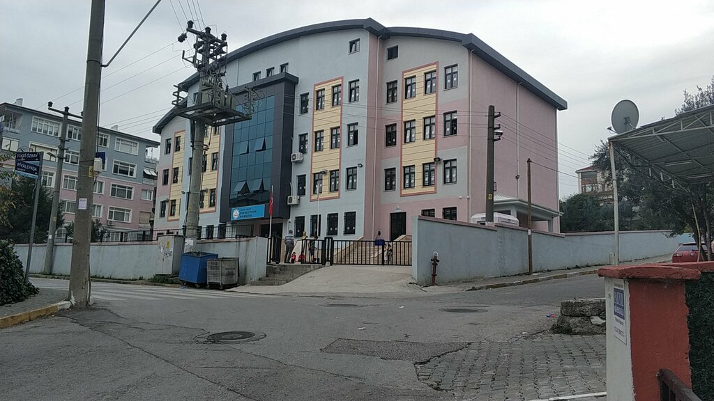 Primary school Piyalepasa Primary School, Golcuk, photo