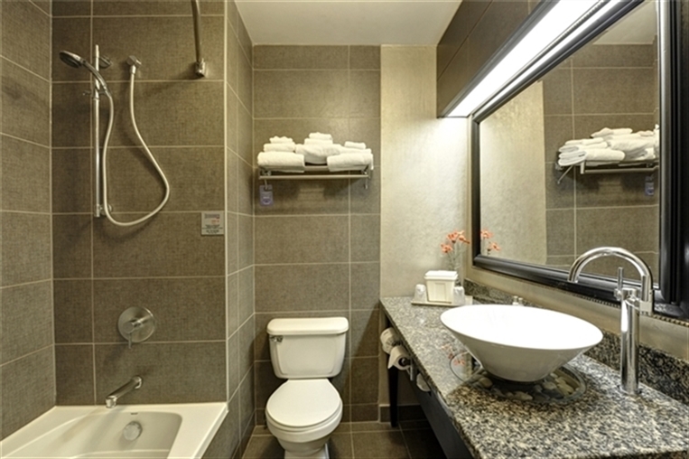 Фото Travelodge by Wyndham Hotel & Convention Centre Quebec City