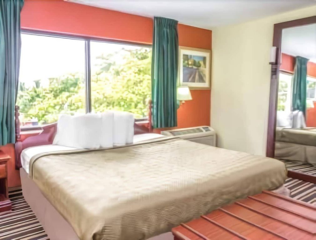 Фото Travelodge by Wyndham Fort Lauderdale Beach