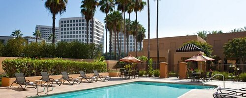 Внешний вид отеля Courtyard by Marriott John Wayne Airport/Orange County в Ирвайне, фото 4