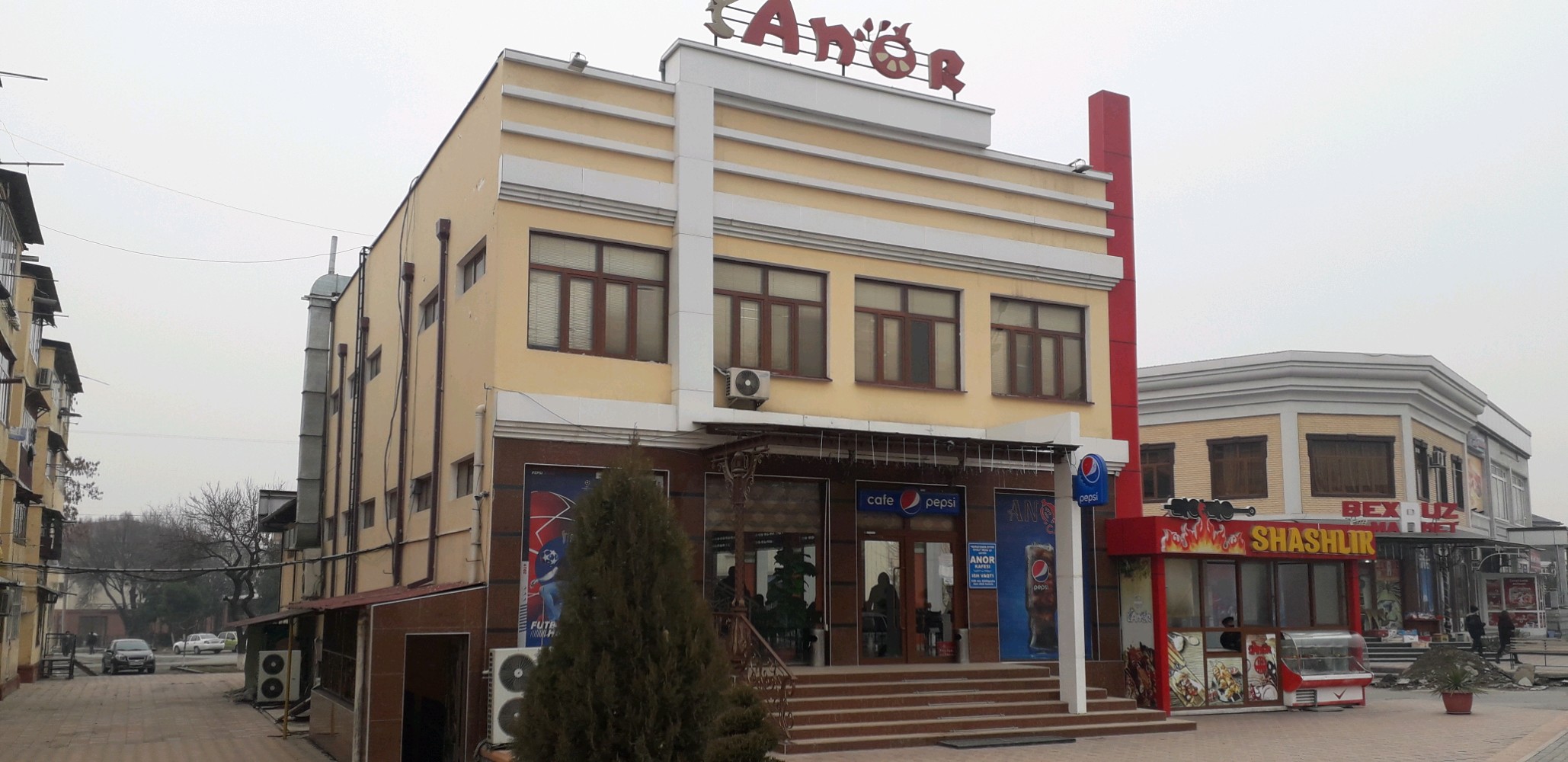 Yigitlar konkida uchuvchi qizni uchratib qolishdi va uni jinsiy aloqa qilish haqida gapirishdi.