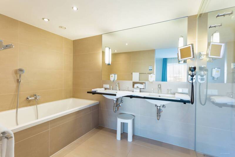 Фото Hotel Vier Jahreszeiten Lübeck