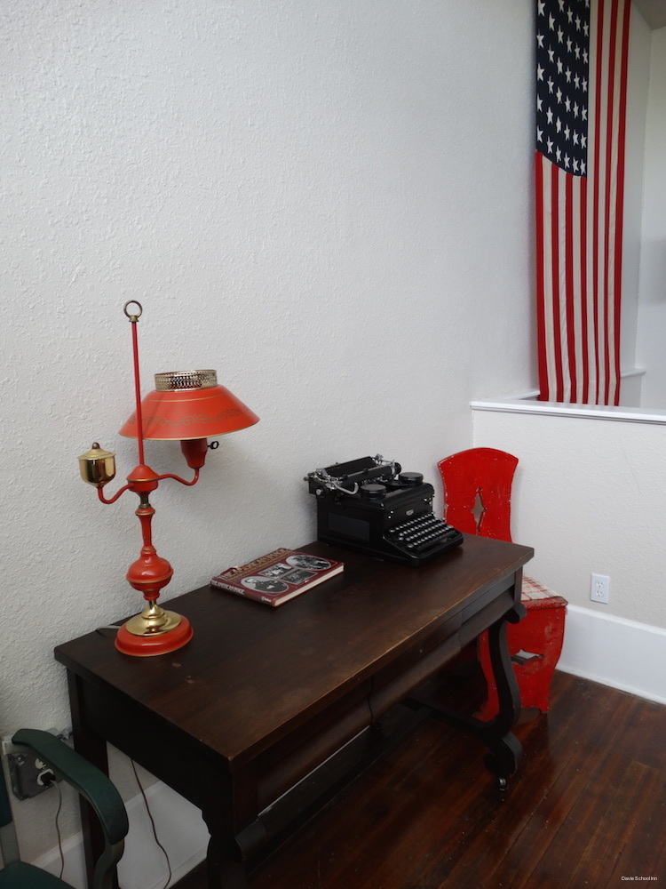 Фото Davie School Inn