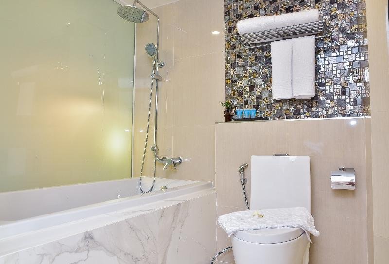 Фото Golden Tulip Pattaya Beach Resort