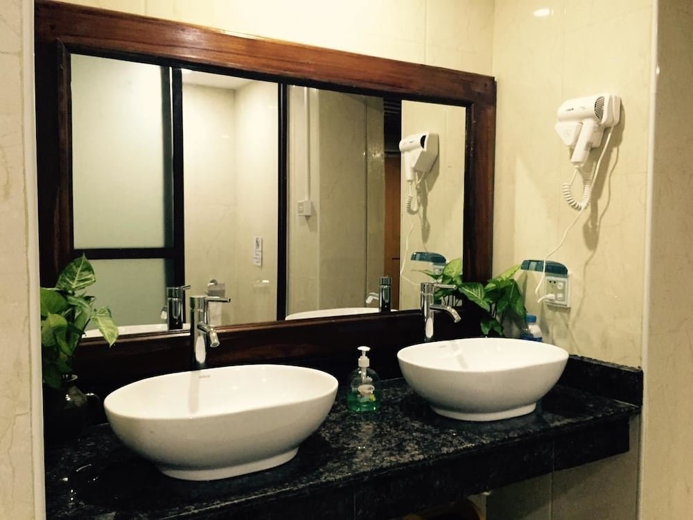 Фото Mr. Charles Hotel