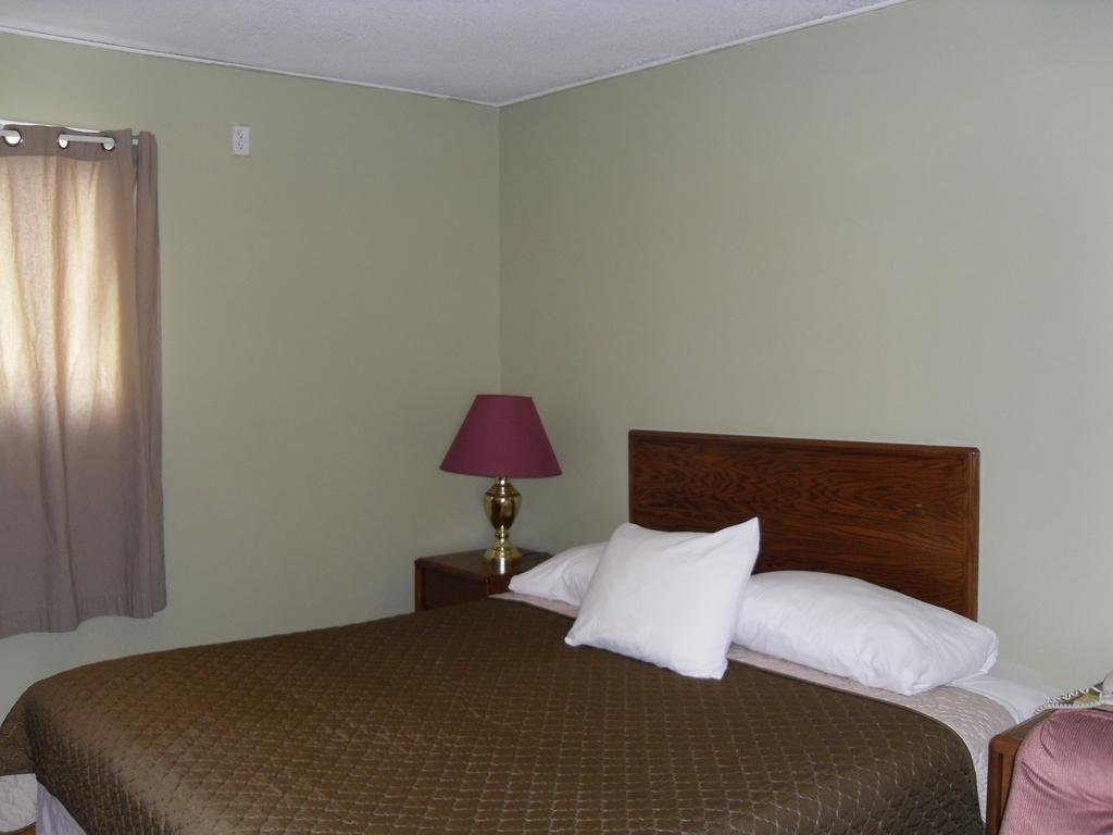 Фото Hotel Bethel - Fort MacLeod, Ab