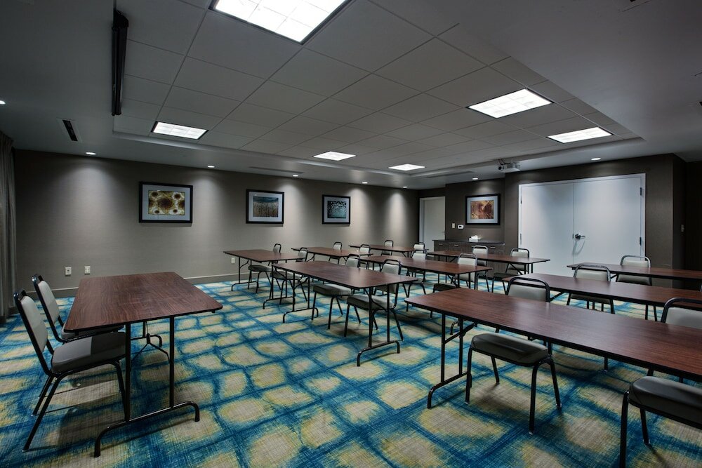 Фото Holiday Inn Express Hotel & Suites, Carlisle-Harrisburg Area, an Ihg Hotel