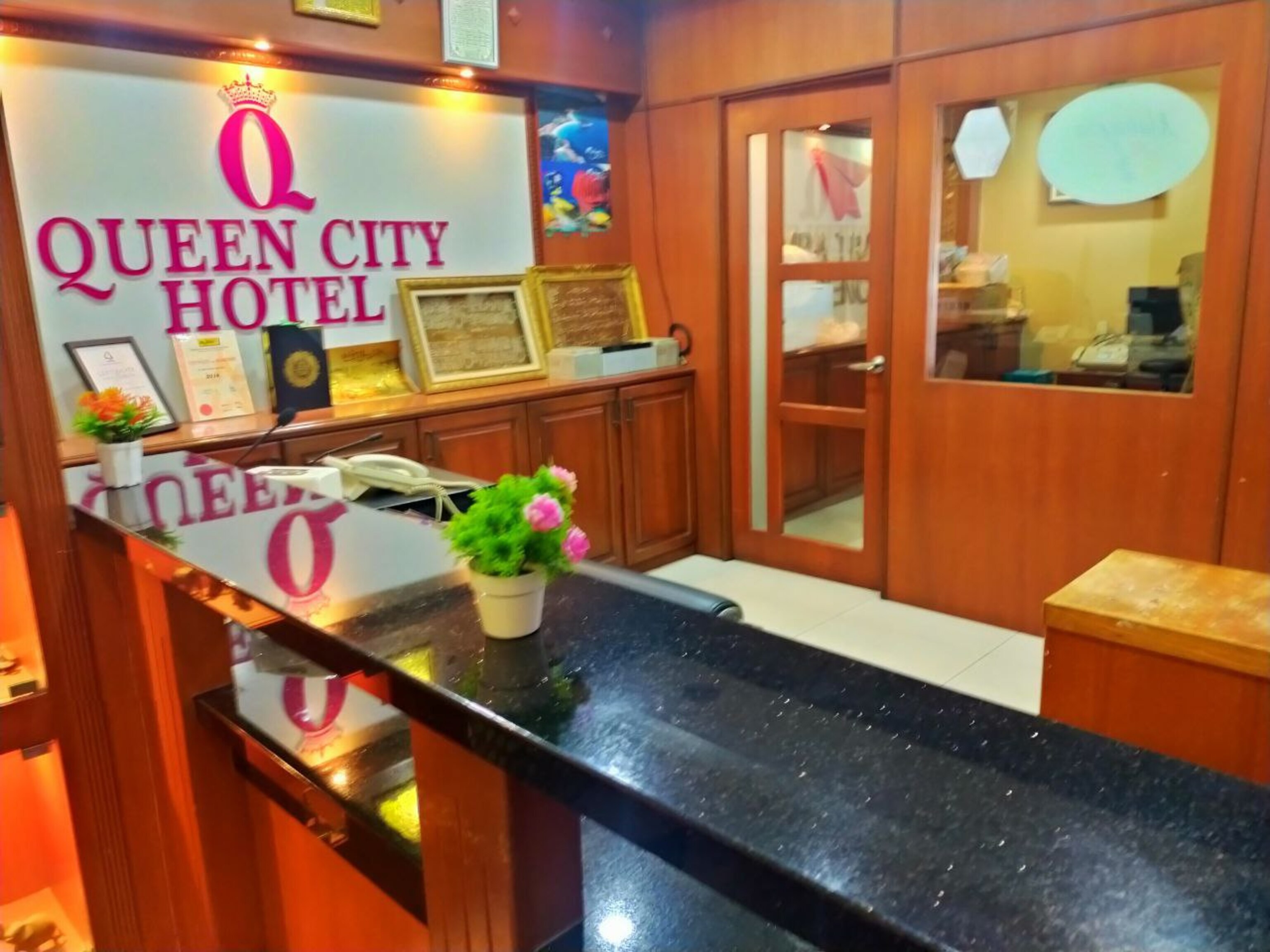 Фото Oyo 998 Queen City Hotel