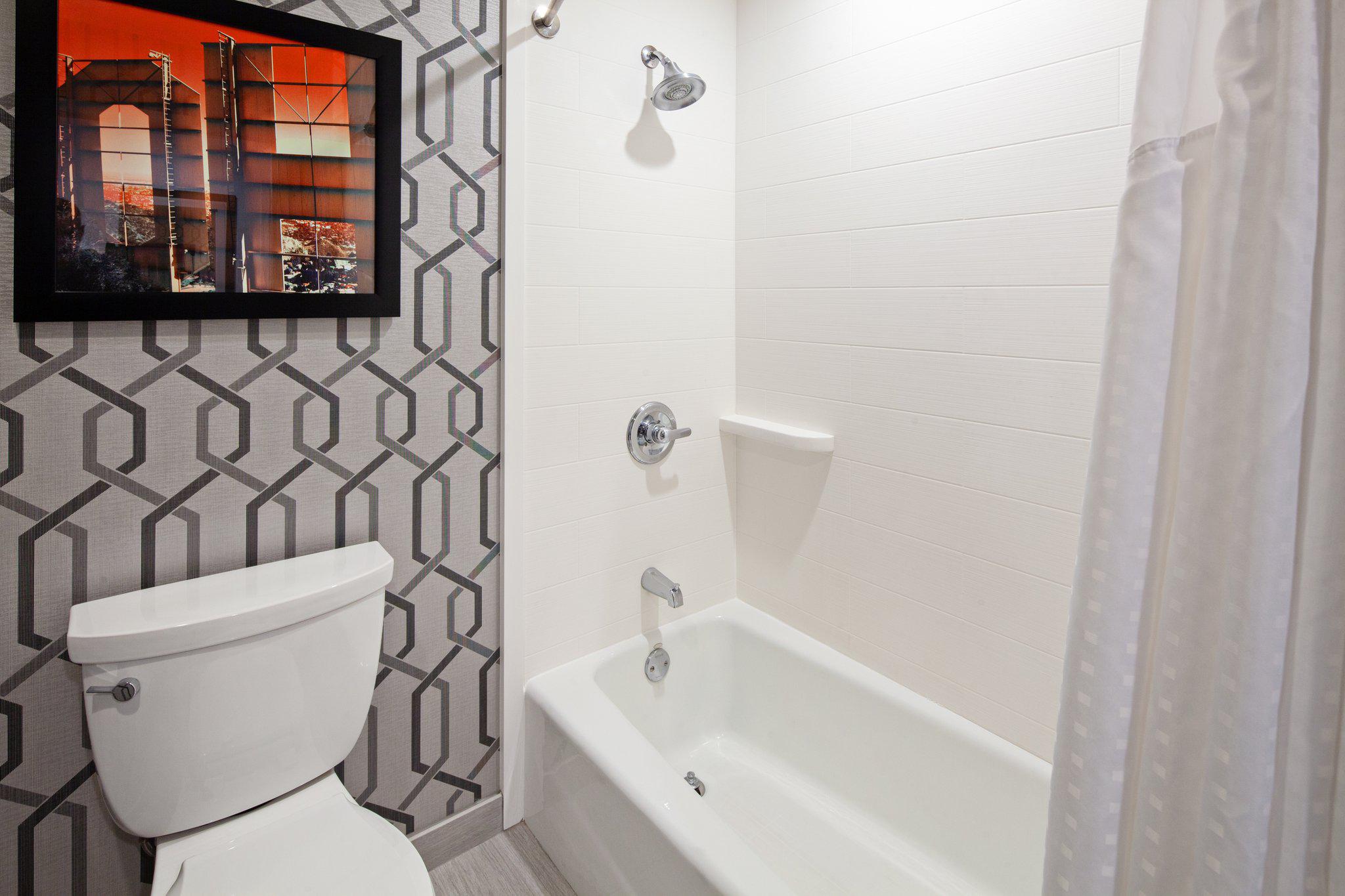 Фото Holiday Inn Express Hotel & Suites Hollywood Walk of Fame, an IHG Hotel