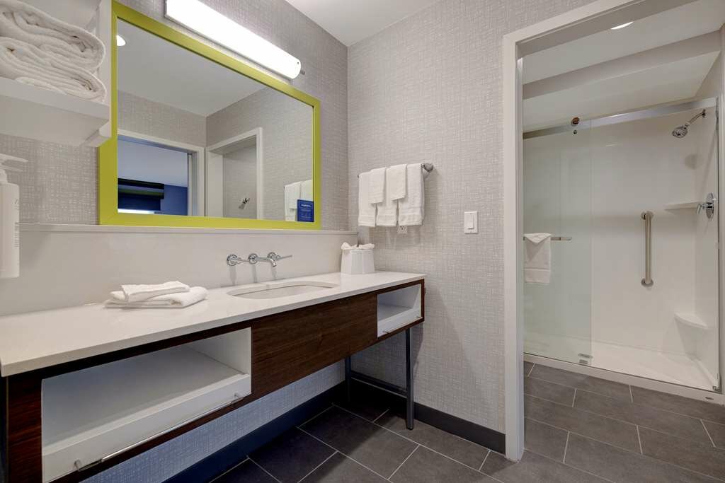 Фото Hampton Inn & Suites Marina