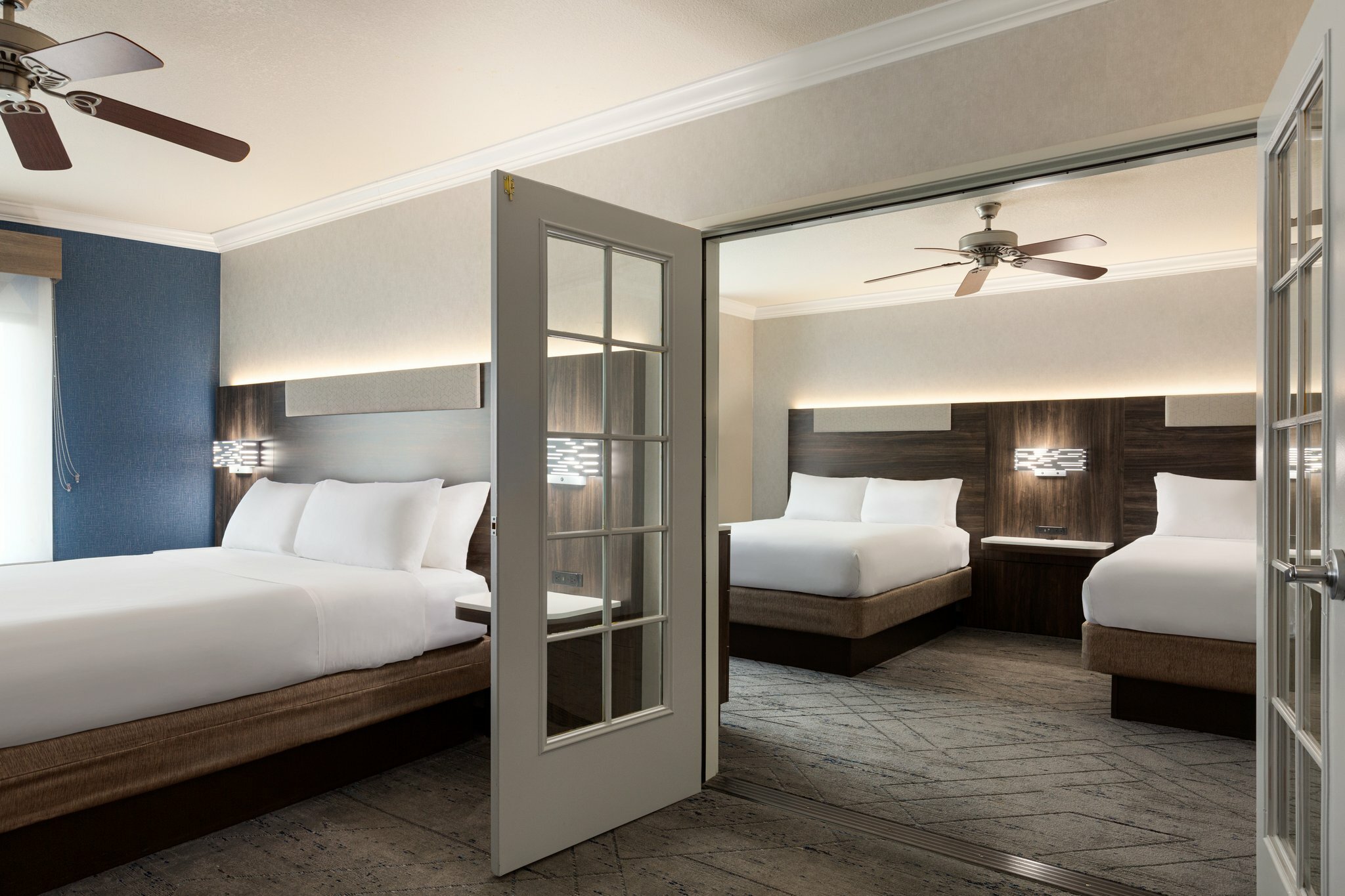 Фото Holiday Inn Express and Suites Bakersfield Central, an Ihg Hotel