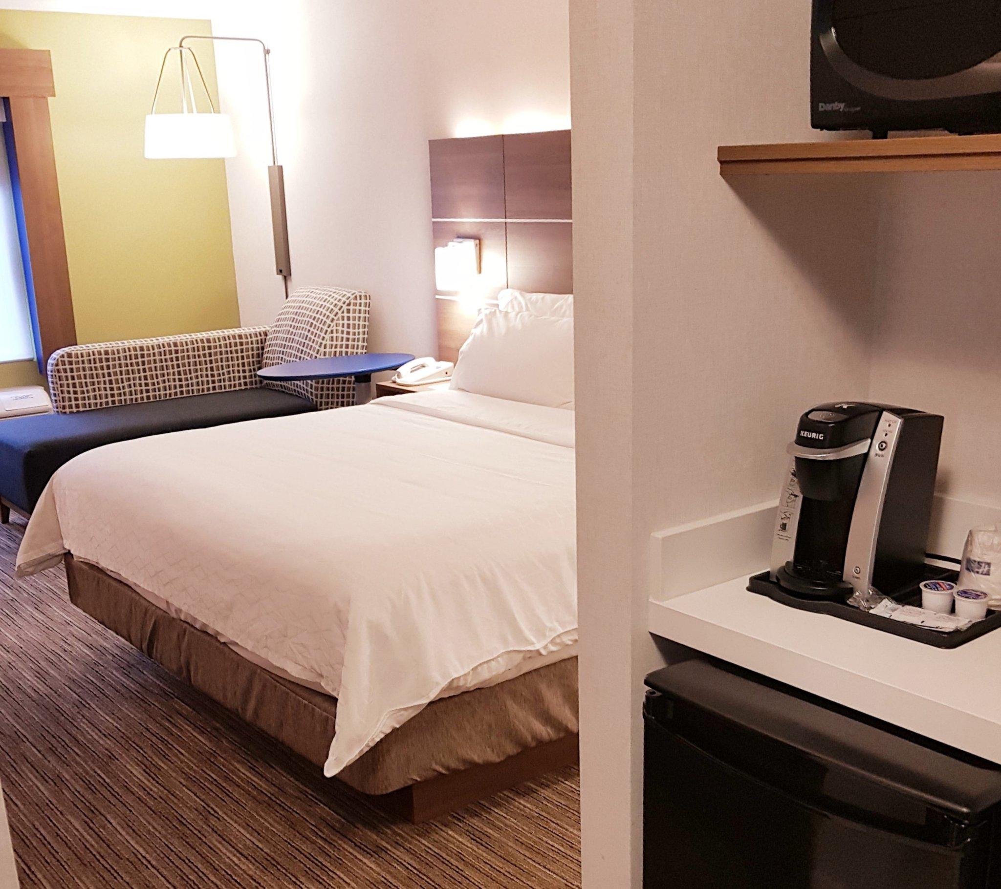 Фото Holiday Inn Express & Suites Surrey, an Ihg Hotel