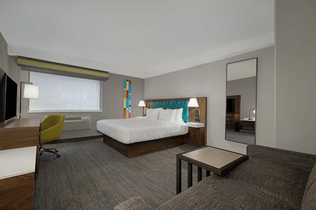 Фото Hampton Inn & Suites by Hilton Toronto Downtown