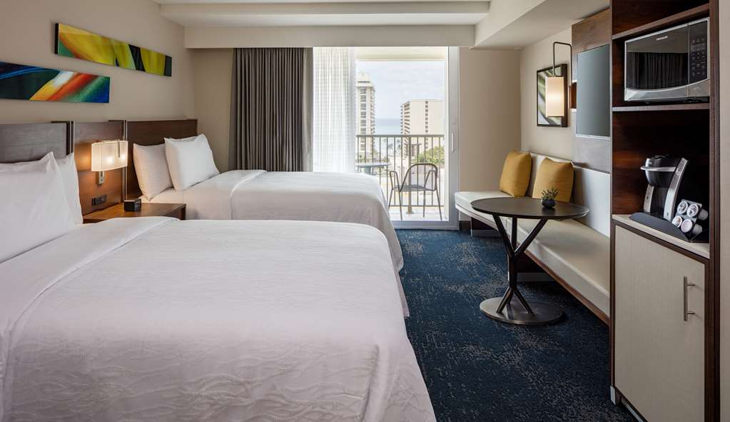 Фото Hilton Garden Inn Waikiki Beach