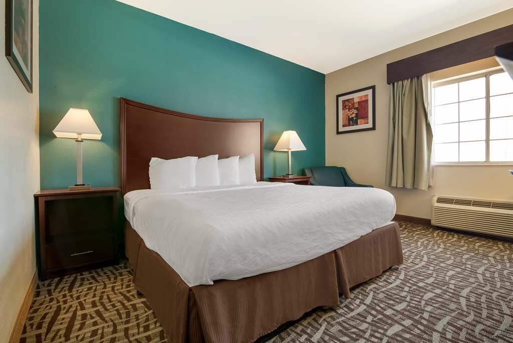 Фото SureStay Plus Hotel by Best Western Topeka Northwest