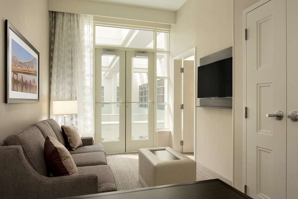 Фото Embassy Suites Louisville Downtown