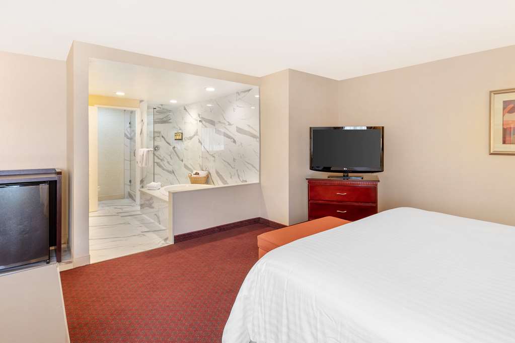 Фото Best Western Plus West Covina Inn