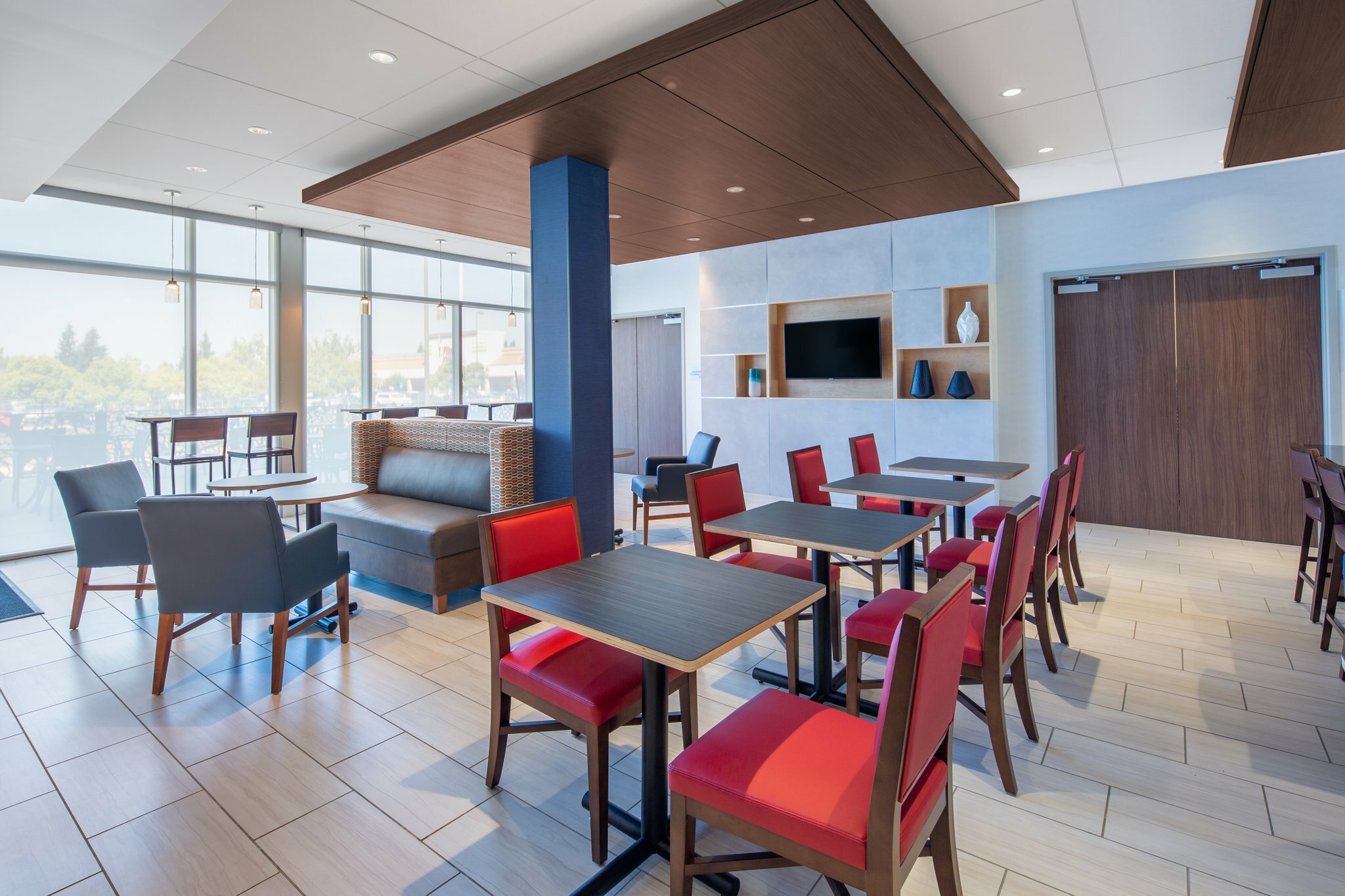 Фото Holiday Inn Express and Suites Chico