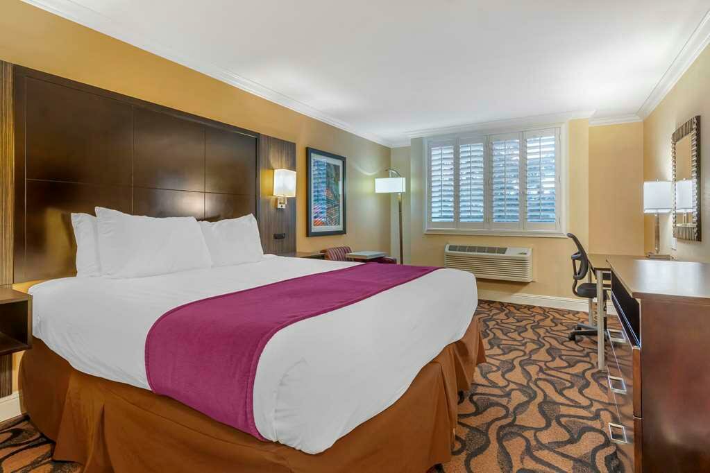 Фото Best Western Plus Airport Plaza