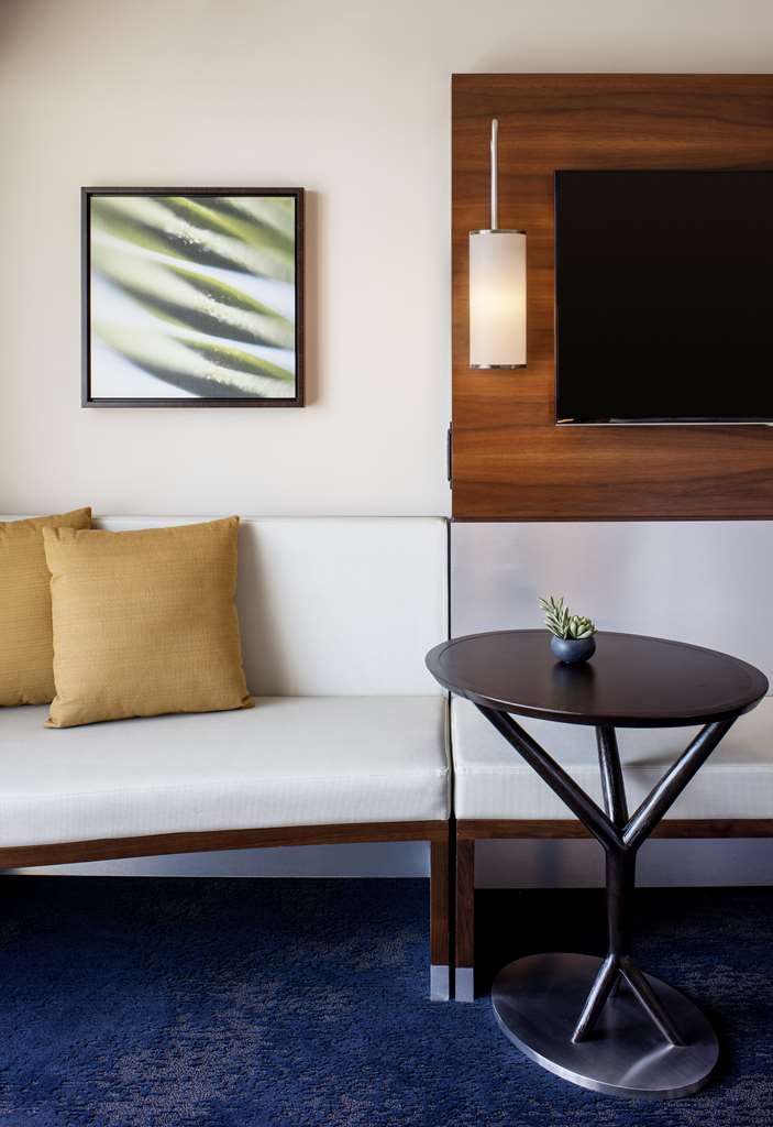 Фото Hilton Garden Inn Waikiki Beach