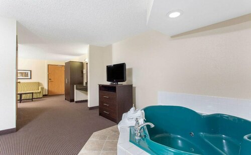 Гостиница AmericInn by Wyndham Rhinelander в Томахоке