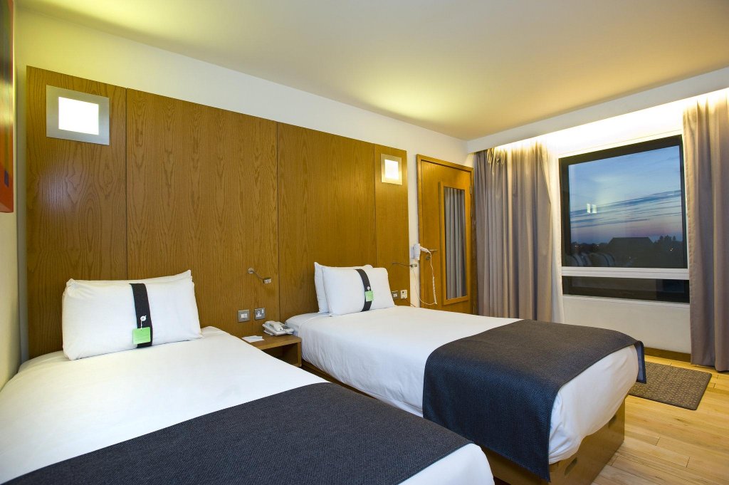 Фото Holiday Inn London - West, an Ihg Hotel