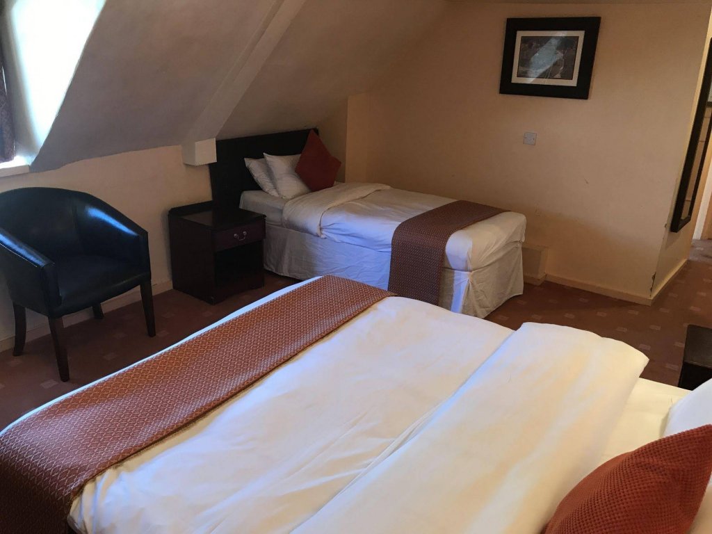 Фото The Royal Victoria & Bull Hotel