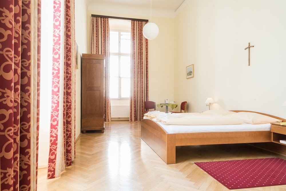 Фото Gästehaus im Priesterseminar Salzburg