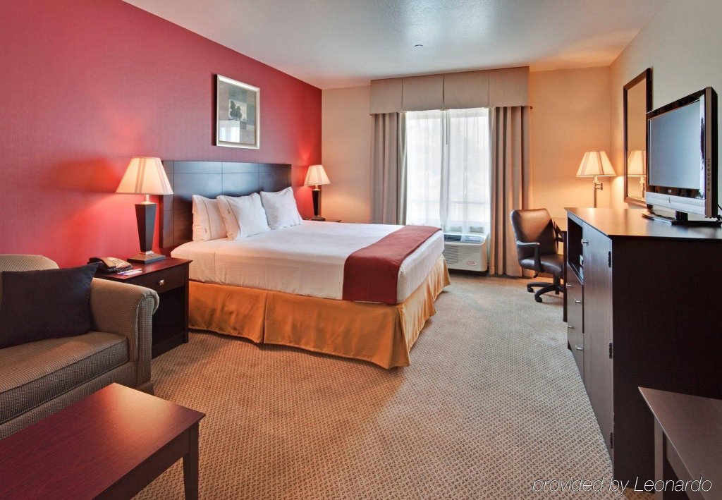 Фото Holiday Inn Express Hotel & Suites Hollywood Walk of Fame, an IHG Hotel