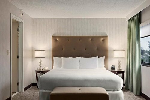 Гостиница Embassy Suites by Hilton Auburn Hills