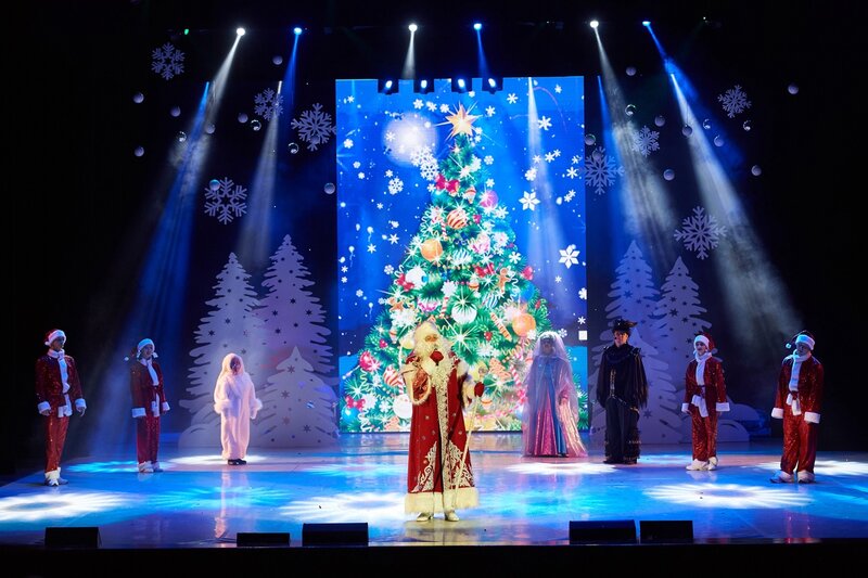 Қыздың жігітті киіндіріп, оны сиқығанын қараңыз