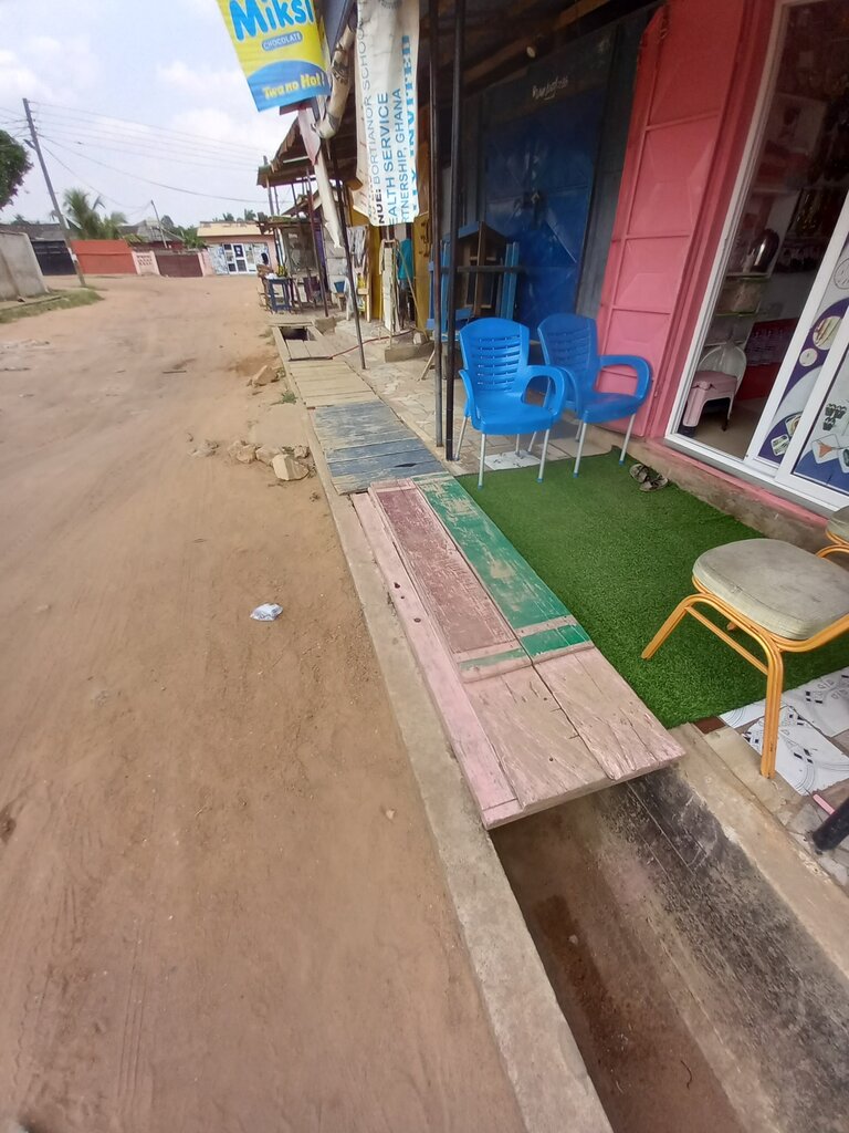 Hairdresser Ama Wig, Accra, photo