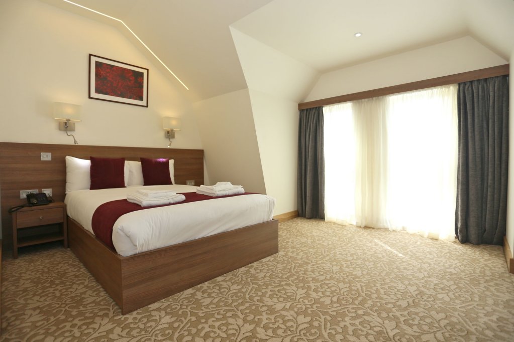 Фото The Oxford Street Retreat - Modern 3bdr in 2 Apartments