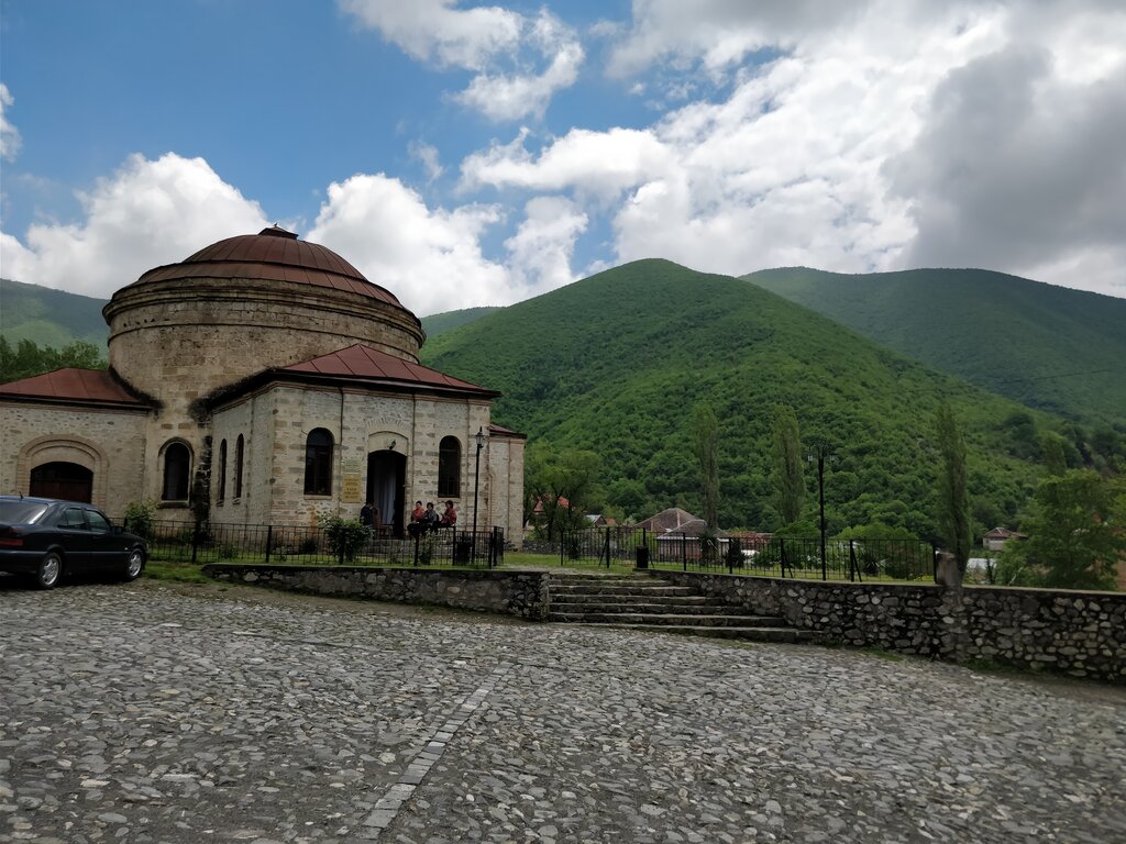 Достопримечательность Трёхсвятительская церковь, Шеки, фото