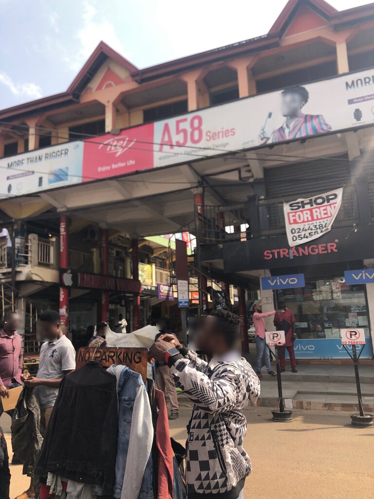 Mobile phone store Eben Cliq, Accra, photo