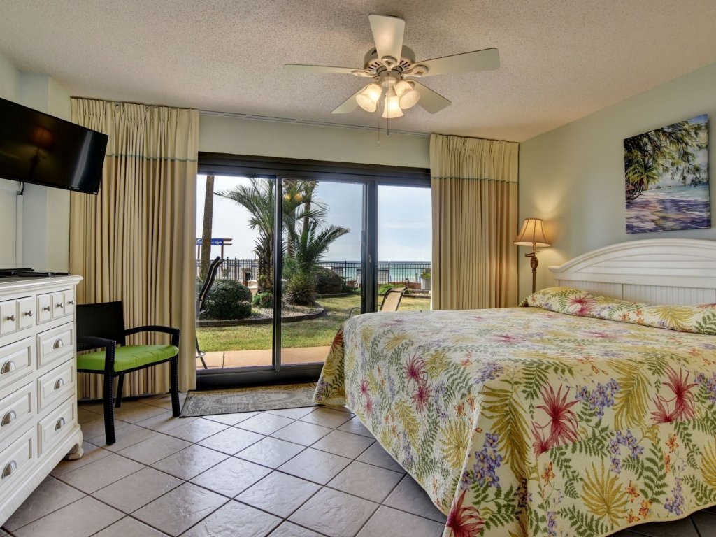 Фото Commodore Resort by Book That Condo