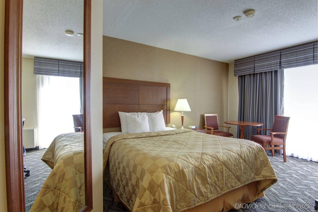 Фото Comfort Inn & Suites Ambassador Bridge