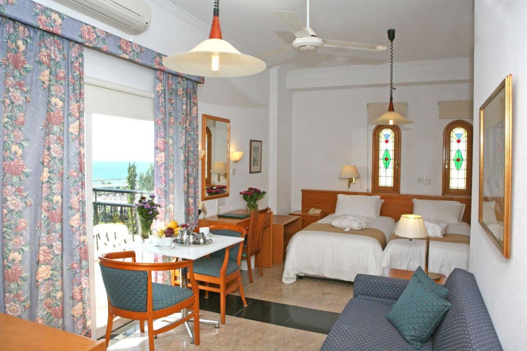 Фото Chrielka Hotel Apartments