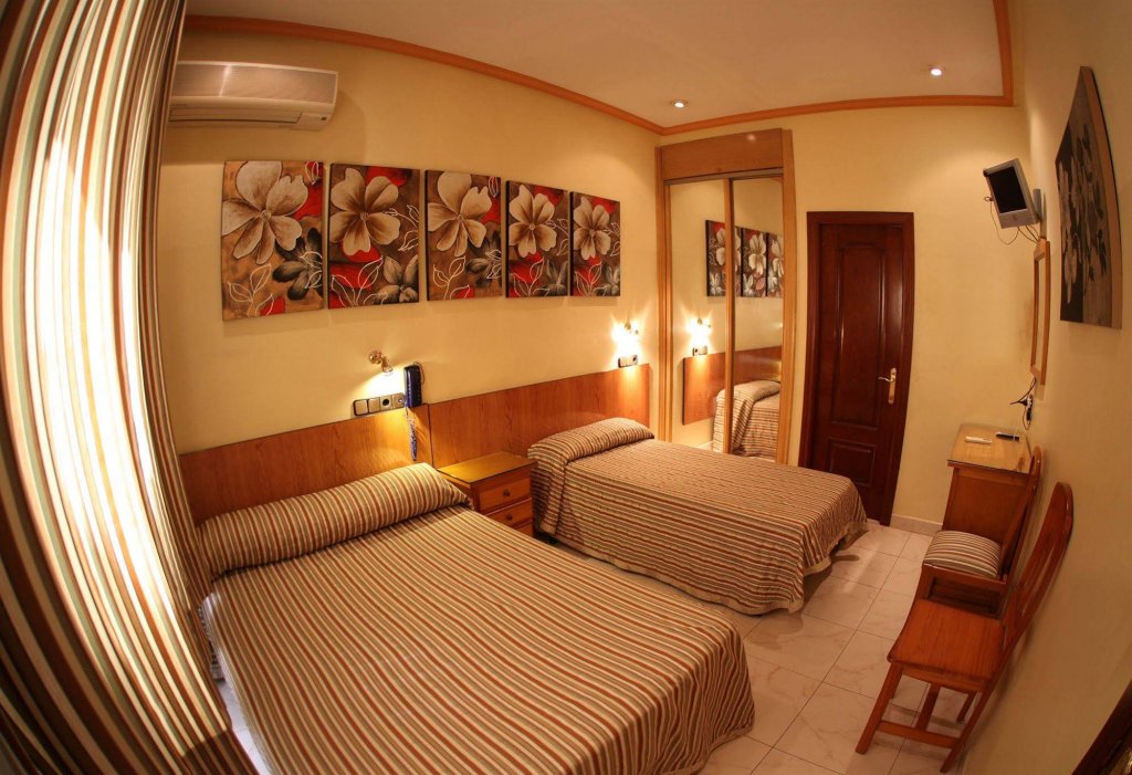 Фото Hostal Atocha Almudena Martín