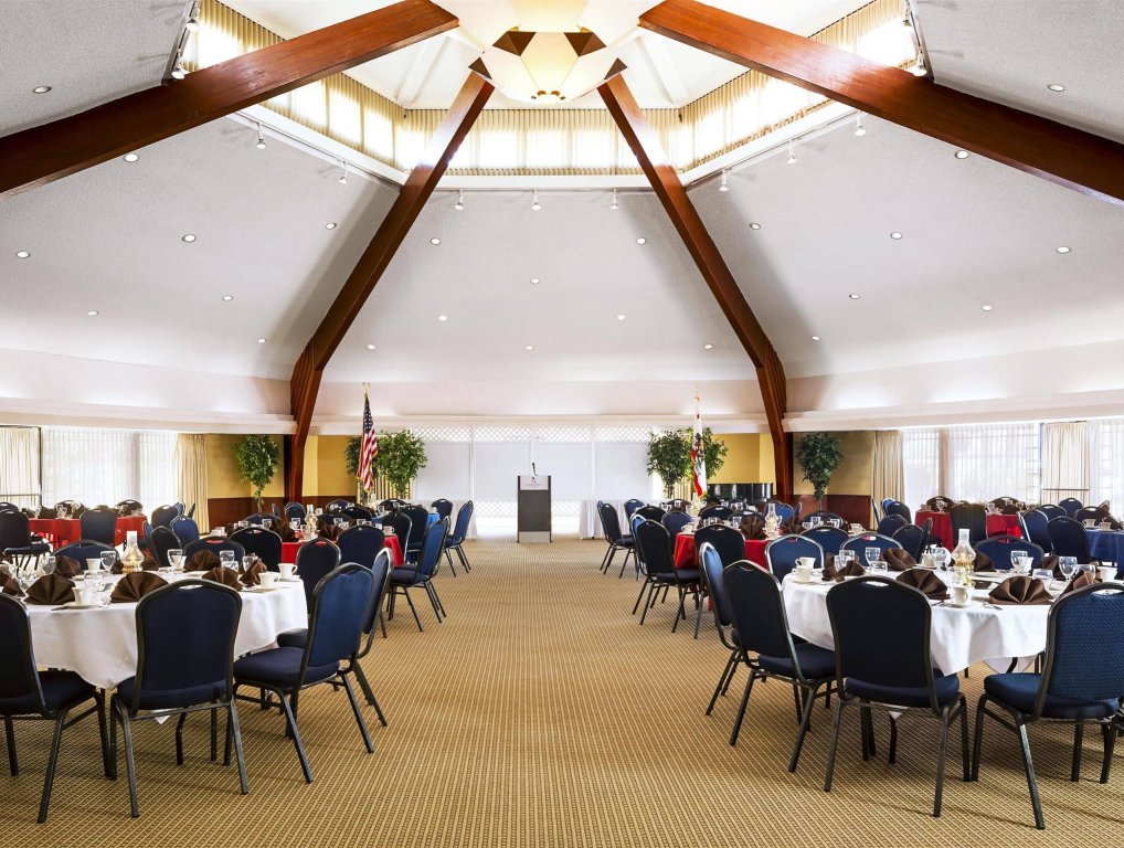 Фото Four Points by Sheraton Ventura Harbor Resort