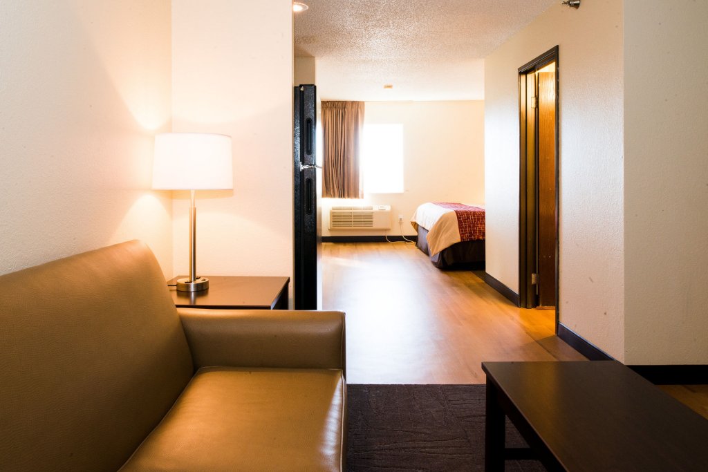 Фото Red Roof Inn & Suites Omaha - Council Bluffs