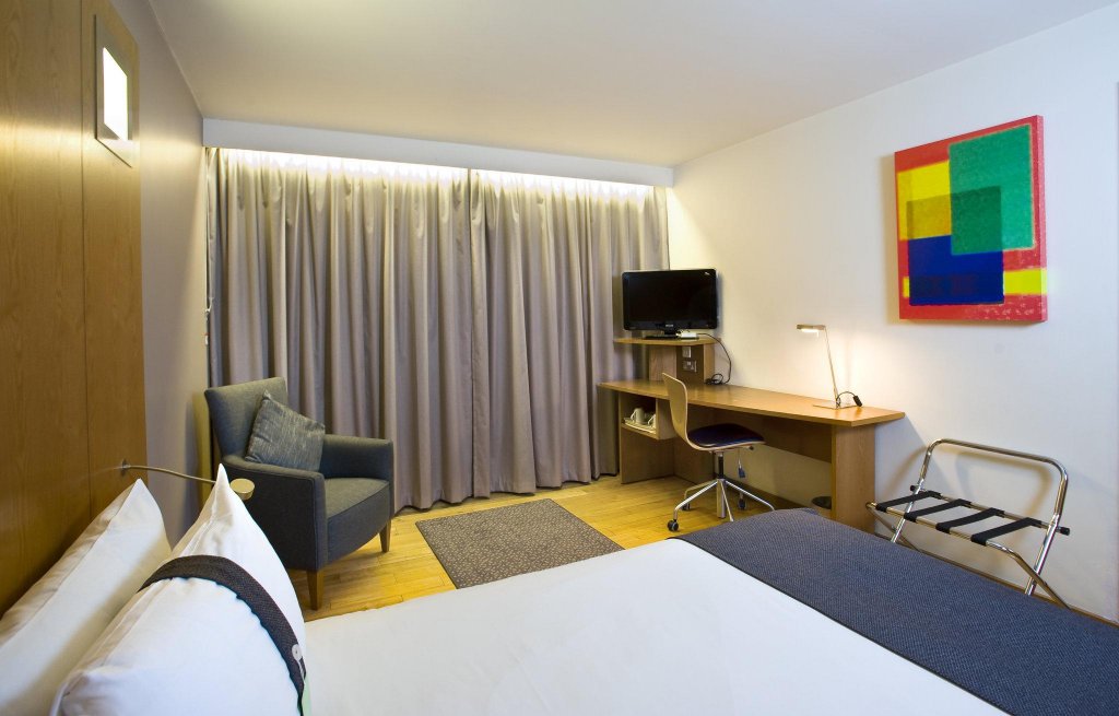 Фото Holiday Inn London - West, an Ihg Hotel