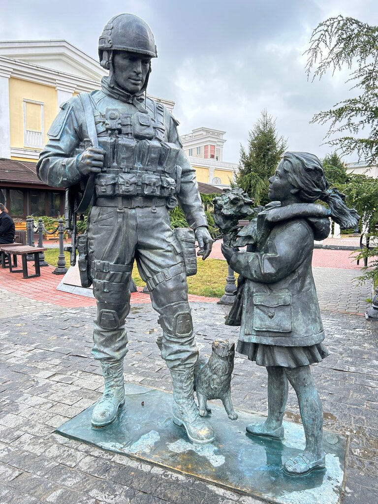 Genre sculpture Polite people, Simferopol, photo