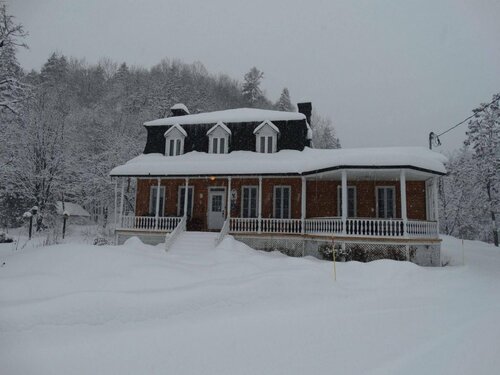 Внешний вид отеля Auberge Du Sault-A-La-Puce в Шато-Ришере, фото 5