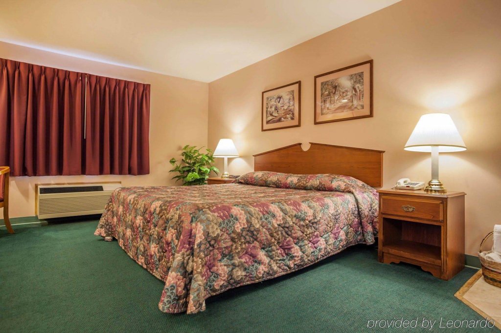 Фото AmericInn by Wyndham Jefferson